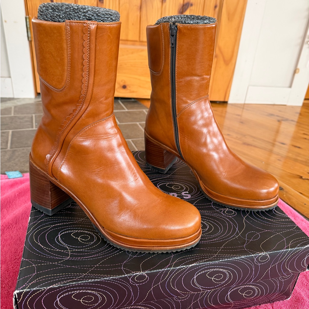 Homers Brand Womens Boot Sz 10  41